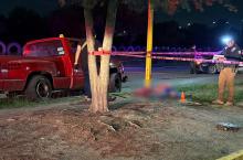 Tras el brutal choque el conductor salió expulsado de su camioneta y quedó tendido y sin vida en el camellón central 