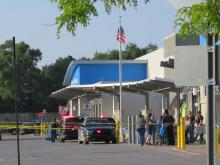  Hombre ataca con cuchillo a 11 personas frente a un supermercado en Michigan