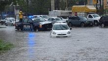 ¿Qué hacer si queda atrapado dentro de su automóvil dentro de una corriente de agua? 