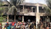 Al menos 16 muertos tras estrellarse avión militar en zona escolar de Bangladés