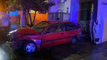 Su loco viaje concluyó al estrellarse contra la fachada de una casa
