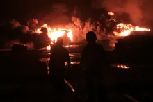 Israel bombardea el puerto de Al Hodeida en Yemen tras ataque hutí con misiles