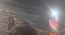 Chris Martin de Coldplay bromea con el público tras escándalo de infidelidad en su concierto