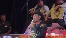 Eliseo Robles se desvanece durante concierto del Palomazo Norteño