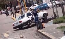 La escena violenta fue captada en celular por varios automovilistas que coincidieron en ese crucero