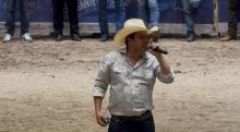 Julión Álvarez cumplió con su promesa y se echó un palomazo en la Arena San Marcos 
