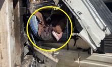 Estaba dormido en el camarote del tractocamión cuando volcó la góndola y aplastó esa sección del vehículo de carga