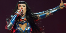 Katy Perry sufre descarga eléctrica durante su concierto