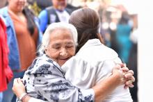 Tere Jiménez abrazando a una anciana