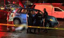 Una camioneta le cerró el paso y debido al piso mojado, patinó hasta quedar debajo de la unidad de motor