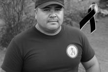 Varios perros se atravesaron a su paso y se proyectó contra el tanque de gasolina de un camión y ardió en llamas