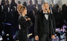Karol G cantó con Andrea Bocelli en el Vaticano y así fue el momento