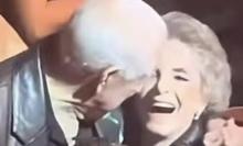 Cuquita, viuda de Vicente Fernández, es captada con su hermano y en redes inventan romance