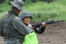 Venezuela entrega armas a civiles y los capacita ante eventual ataque de EE. UU. 