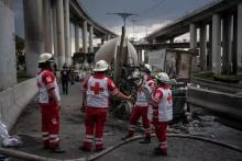 Suman 25 muertos por explosión de pipa de gas en Iztapalapa