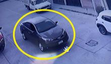 Vecinos exhiben videos de las cámaras de seguridad en donde intercepta a las menores en su auto