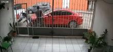 La violenta escena fue captada por una cámara de seguridad de la cochera de una casa en la Altavista