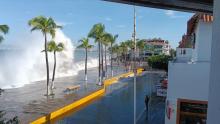Oleaje invade vialidades en Puerto Vallarta; cierran zonas del Malecón por seguridad