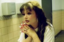 La cantante Lola Young anuncia su retiro tras desmayarse en pleno concierto