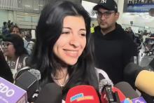 Cazzu llega a México acompañada por su hija Inti