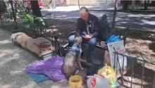 Actor de "Rosa Salvaje" vive en situación de calle con sus mascotas 