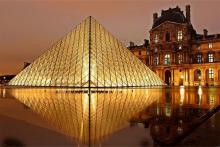 El Louvre reabre tras robo de joyas; Macron pide acelerar refuerzo de seguridad