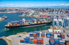 China impone "tarifa portuaria especial" a buques de EE.UU.