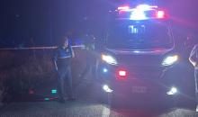 Un auto se atravesó al paso de una camioneta y posteriormente rebotó contra los dos adolescentes que viajaban en una moto