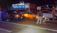 Intentó huir tras pasarse el alto y chocar contra tres vehículos en la José María Chávez