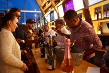 Buscan ‘perdonar’ licencias por venta de alcohol de hasta $100 mil a quien sólo venda bebidas locales 