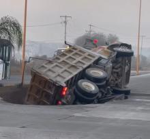 Sin auxilio: Chofer que cayó en socavón tuvo que pagar casi $30 mil de grúas; Municipio se compromete a reembolsar gastos