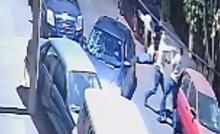 El auto de un vecino que estaba estacionado en la calle pagó las consecuencias de la trifulca