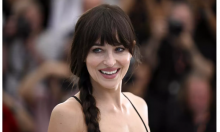 Dakota Johnson da vuelta a la página tras su ruptura con Chris Martin: “se siente definitivo esta vez”