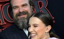 Millie Bobby Brown acusa a David Harbour de hostigamiento y acoso laboral