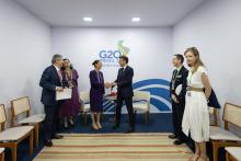 Claudia Sheinbam y Emmanuel Macron 