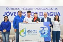 Tere Jiménez entregando despensas