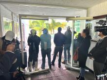 De puerta cerrada: Entre empujones, niega Poder Judicial del Estado entrevistas a medios pese a convocatori