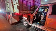 El conductor de una Chevrolet S10 quedó atrapado tras impactarse contra un tráiler