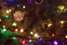 Aumentan riesgos por luces navideñas sin regulación, alertan ingenieros