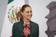 Sheinbaum busca llamada con el papa León XIV