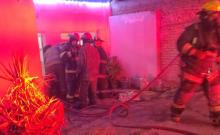 Usaron cubetas con agua para apagar el fuego que consumió parte de la humilde vivienda