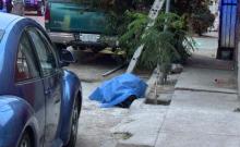 La víctima cayó desde varios metros de altura luego de recibir una descarga eléctrica mientras realizaba labores en un domicilio