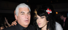 Padre de Amy Winehouse exige pago por ropa subastada