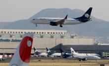 Reportan que piloto "secuestró" avión en el AICM para exigir que le pagaran