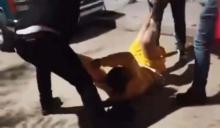 Los muy brutos no solo grabaron con su celular la agresión, lo hicieron público y ahora la FGE los está buscando