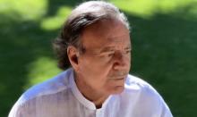 Extrabajadoras de Julio Iglesias lo denuncian por acoso y agresión sexual
