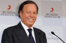 Julio Iglesias responde a denuncias y expone chats privados para defenderse