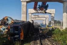 Colapso de grúa sobre tren en Tailandia deja 32 muertos y decenas de heridos