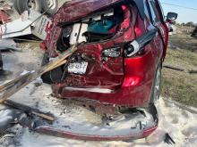 Un tráiler impactó su camioneta en un puente y las dos unidades cayeron al fondo. Dos mujeres perdieron la vida