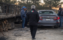 La pesada unidad fue quemada desde la madrugada de ayer y no la han podido quitar